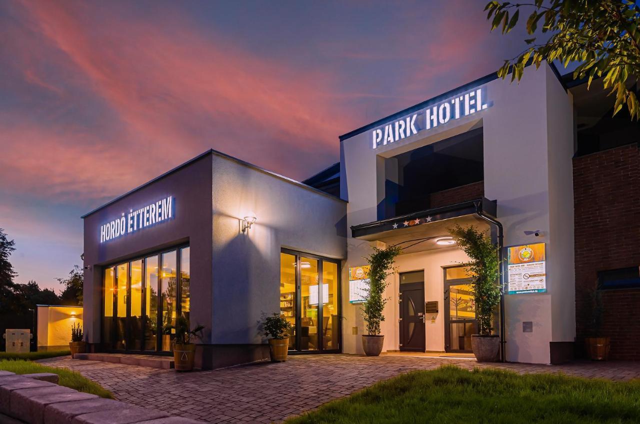 Park Hotel Buek-Buekfuerdo Luaran gambar